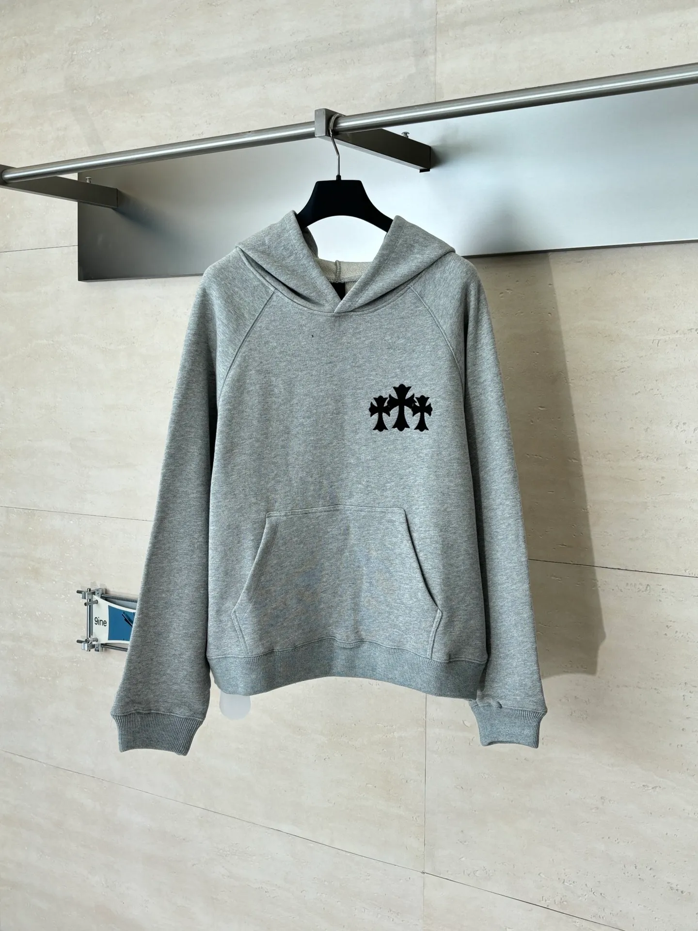 P500 Chrome Heart*/Chrome Heart CH patch embroidered logo hooded sweatshirt. Customized heavy fortress interwoven air cotton. Adopt imported machine patch embroidery process. The fabrics have been washed and have a better hand feel. Not easy to deform, not easy to shrink, not easy to fade. Size: S/M/L/XL
